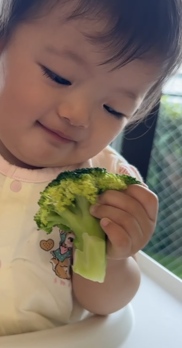 ブロッコリーを持つ子供